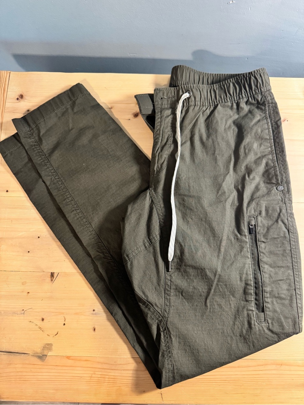 VUORI OLIVE GREEN RISE AND SHINE BRAND NEW MENS PANT